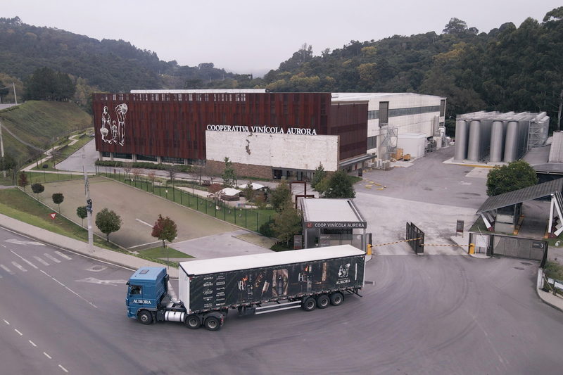 Vista aérea da unidade industrial com caminhão chegando