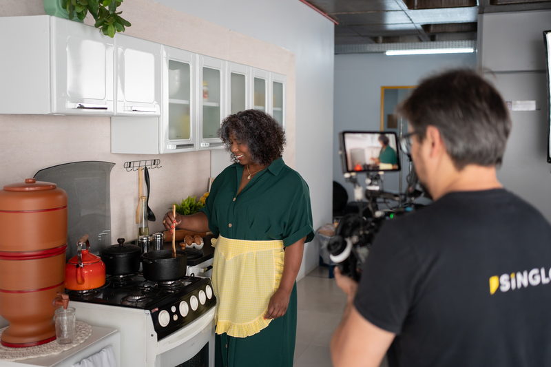 Gravação de cena em ambiente de cozinha montada