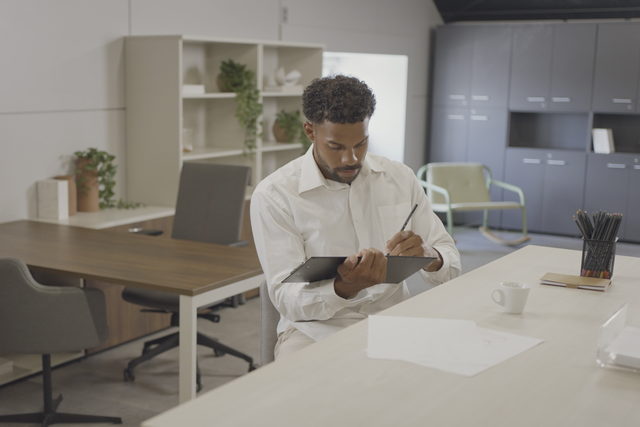 Ambiente de trabalho com mobiliário Motiva Móveis