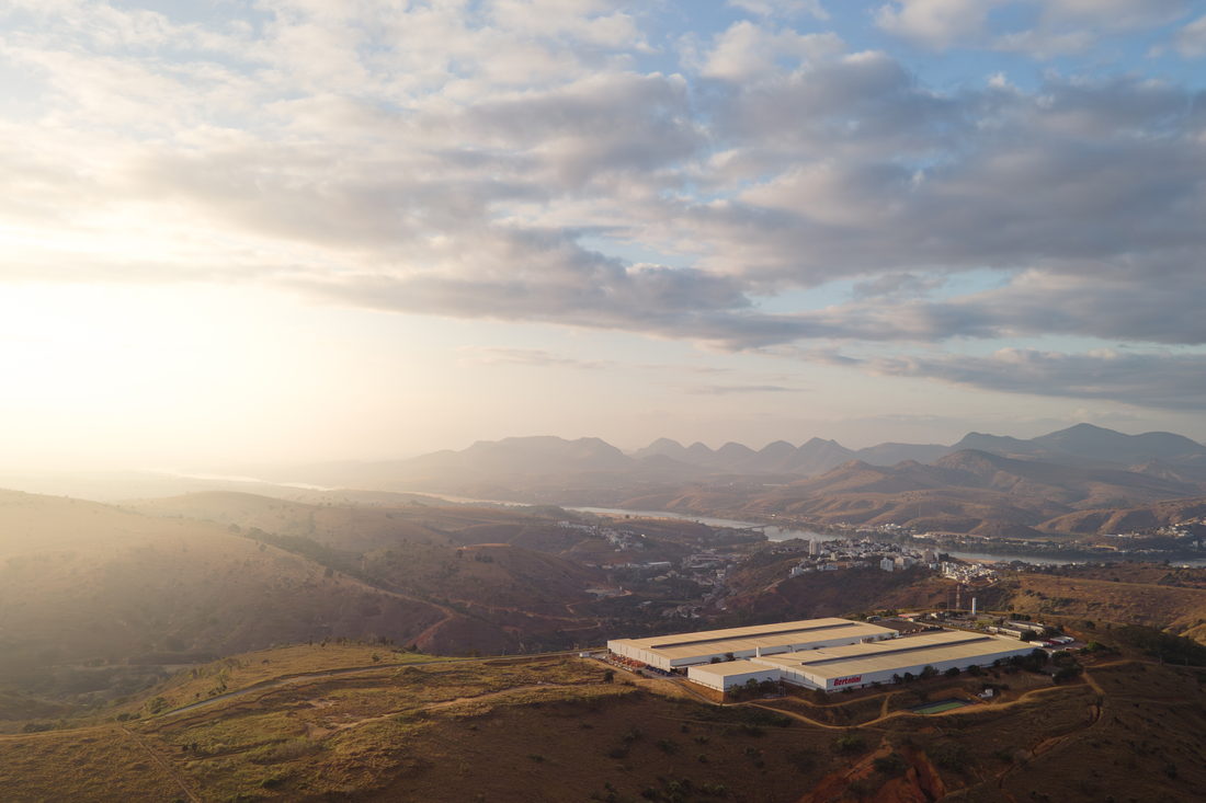 Vista aérea da unidade do Grupo Bertolini entre morros