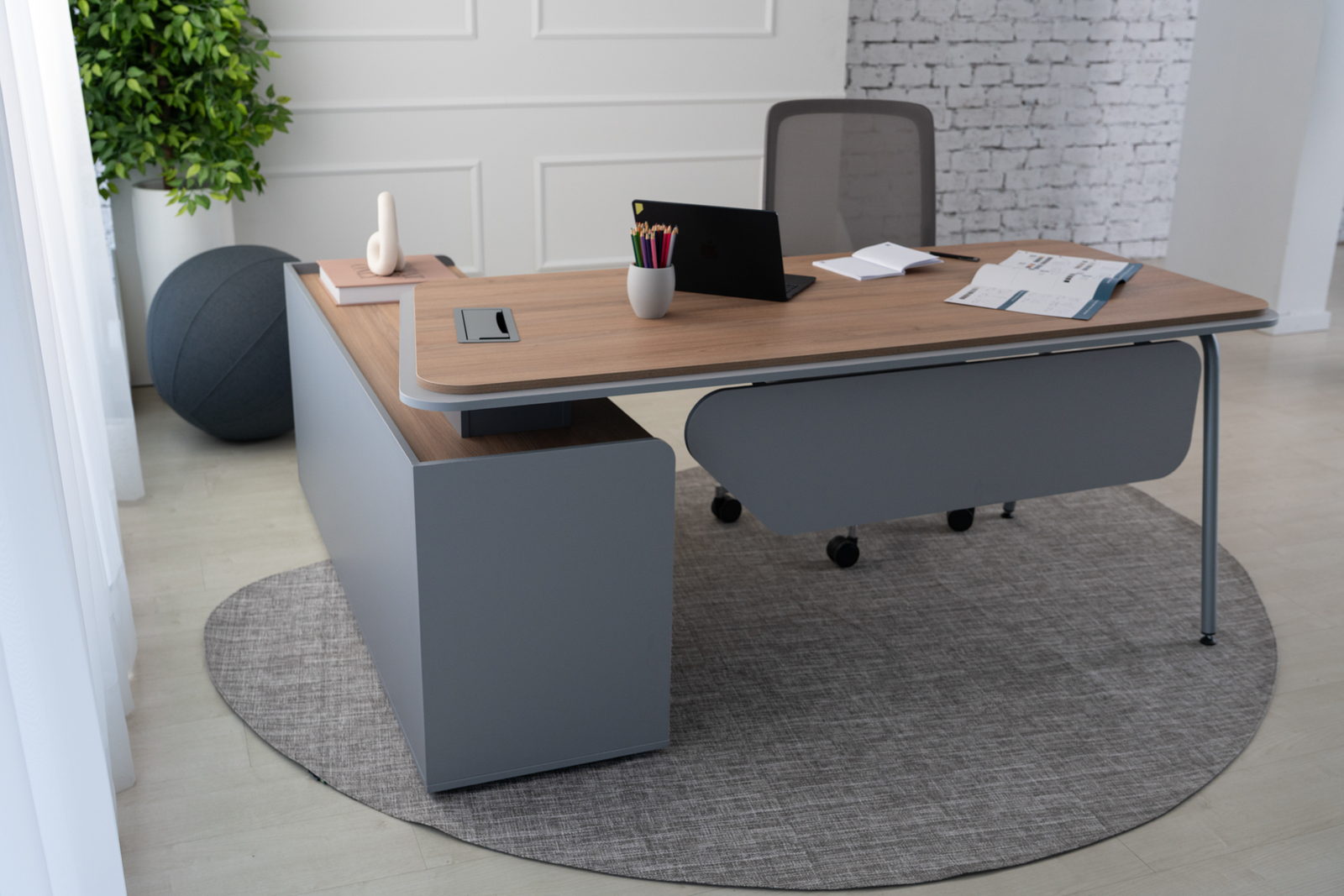 Sala de trabalho vazia com mesa, cadeira e luz natural