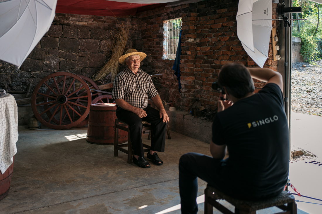 Equipe da Singlo gravando um depoimento na casa de um cooperado